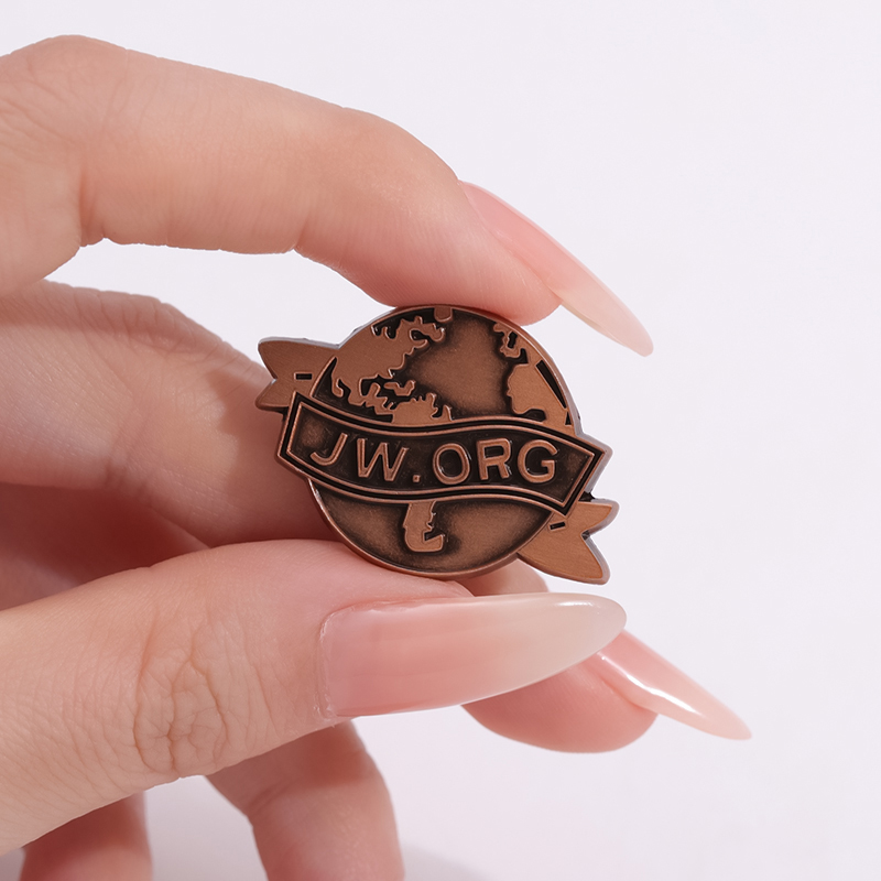 JW,ORG Banner Earth Enamel Pin - đánh giá và giá Vintage Fashion Org